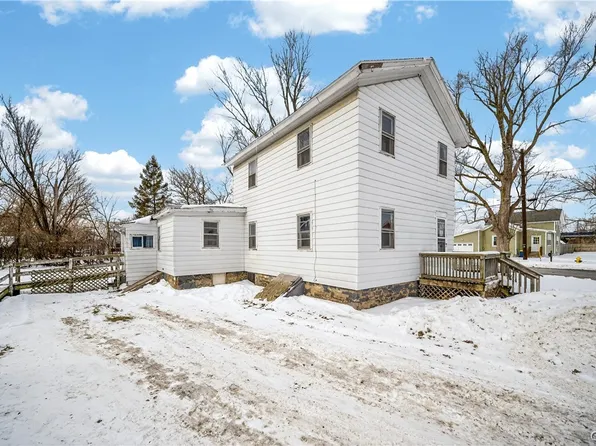 102 Burrows St, East Syracuse, NY 13057