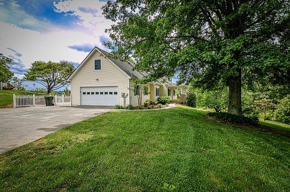 3rd image of 1210 Olde Oaks Dr