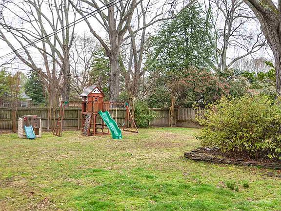 3rd image of 1077 Kings Park Dr