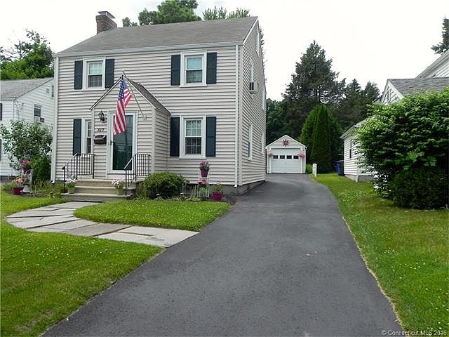 Welcome home to this pictur...