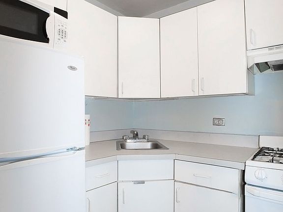 3rd image of 350 E 50th St APT 3A