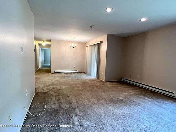 3rd image of 127 Amberly Dr E
