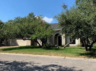 208 Royal Oaks Dr, Rockport, TX 78382