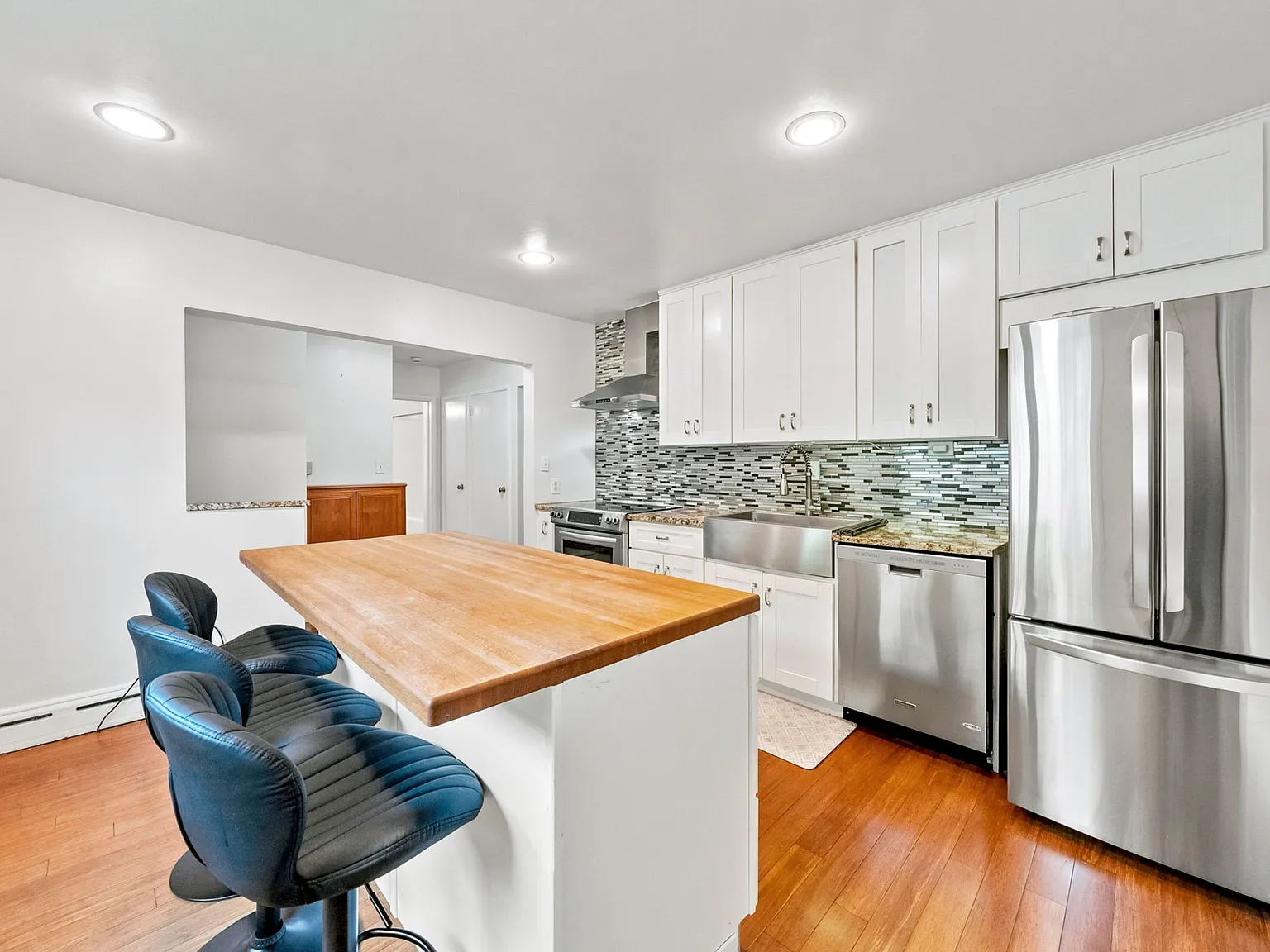 5 bed, 2275 sqft, $4,000 — Photo 3