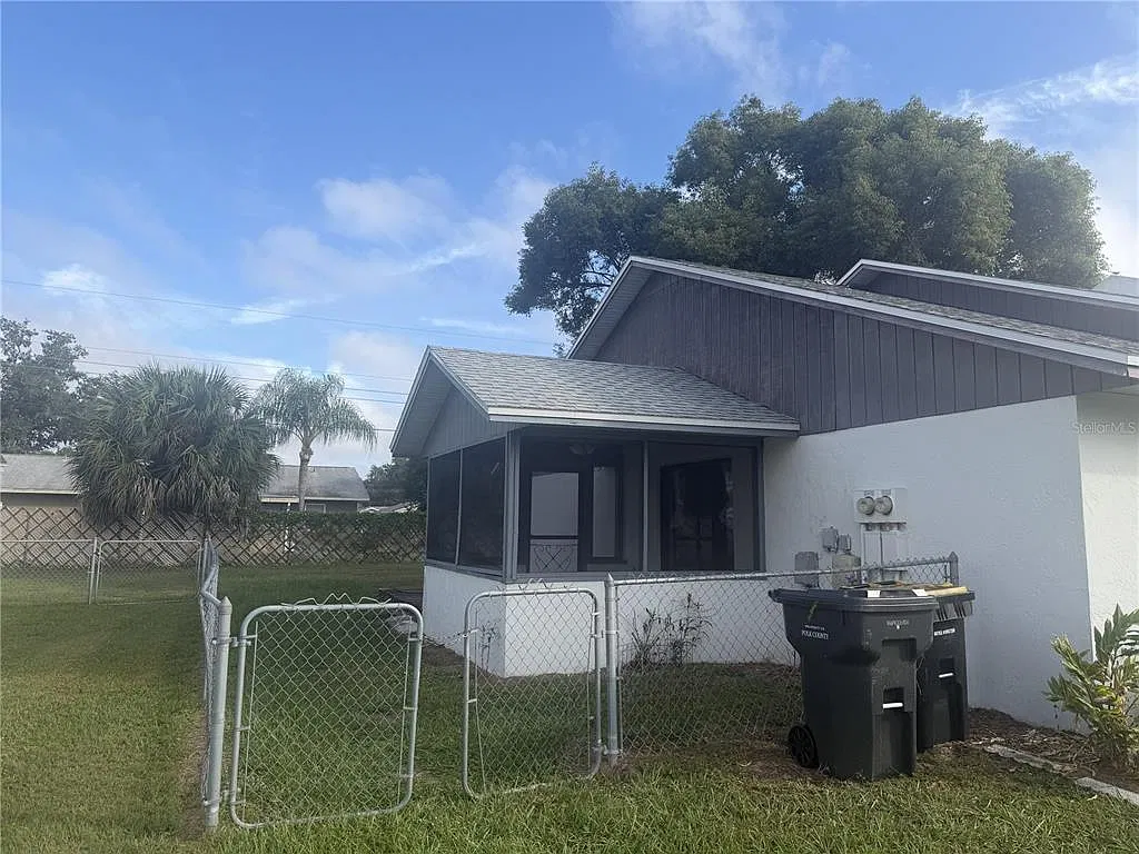 3 bed, 2.0 bath, 992 sqft, $1,695 — Photo 4