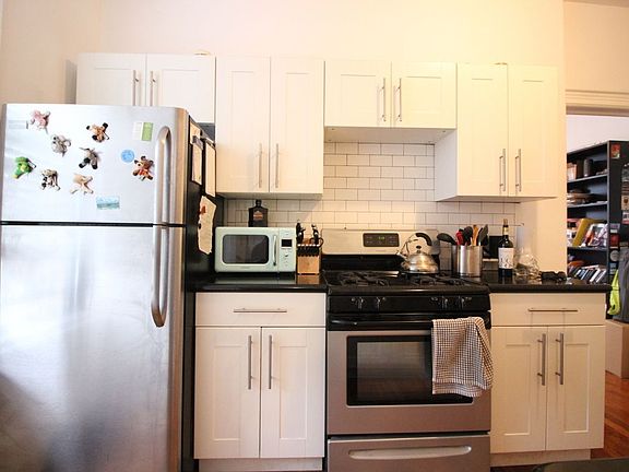 2nd image of 158 Wythe Ave #3