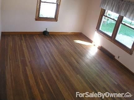 Western/Southern exposer Living Room
						:
						Solid Hardwood Floor