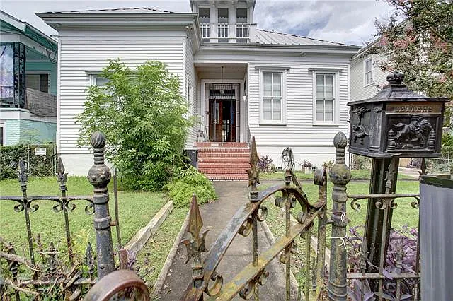 821 Bordeaux St