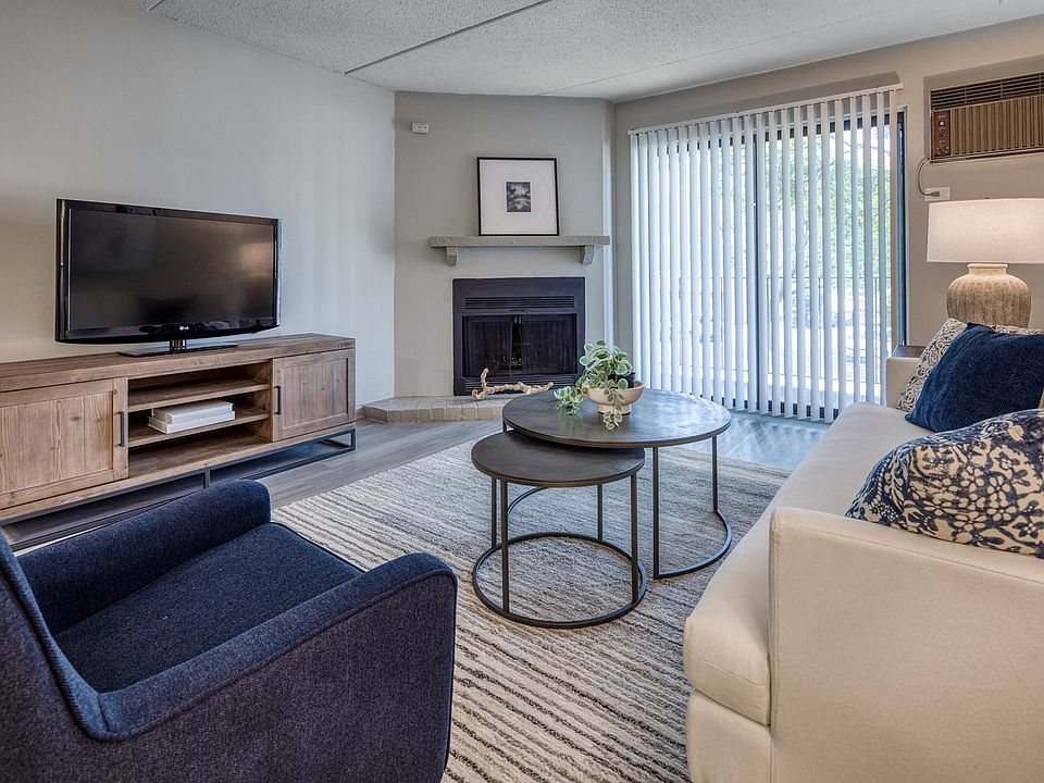 Renovated 1 Bedroom Garden Concept Living Room