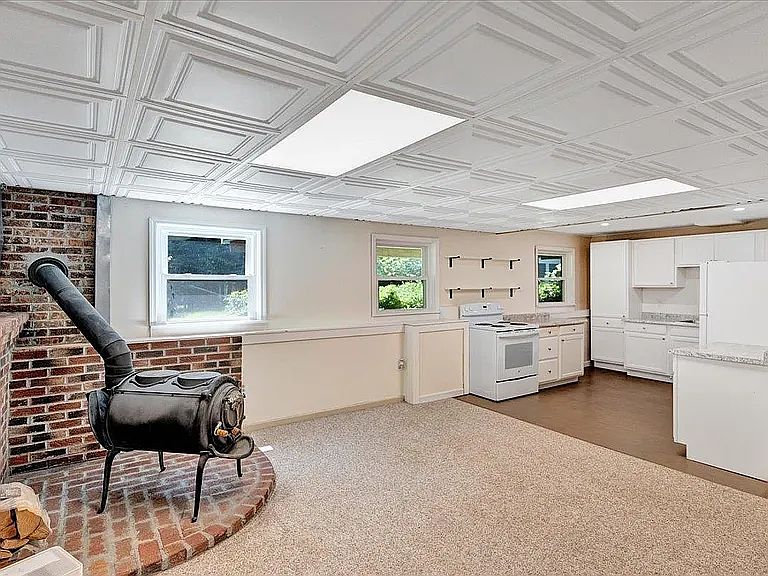 Kitchen, dining, summertime