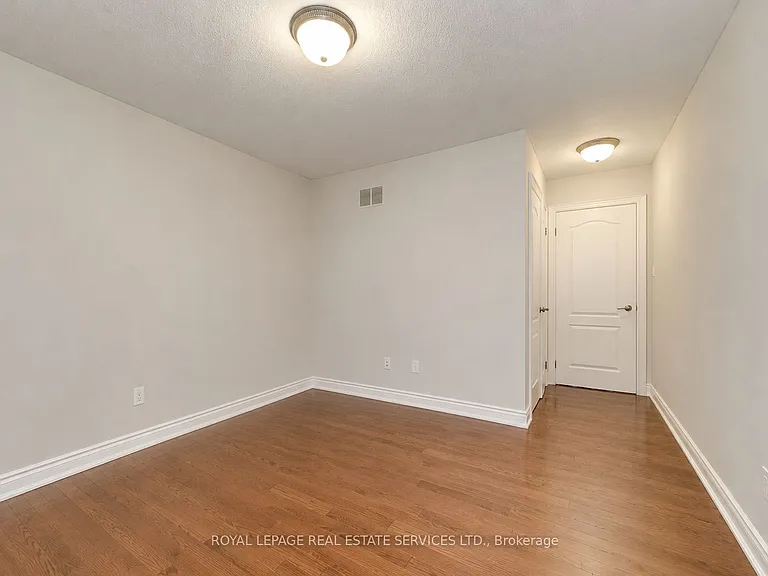 2473 Tesla Cres — Photo 32