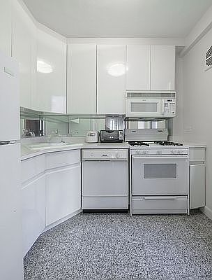 4th image of 116 Central Park S APT 10G