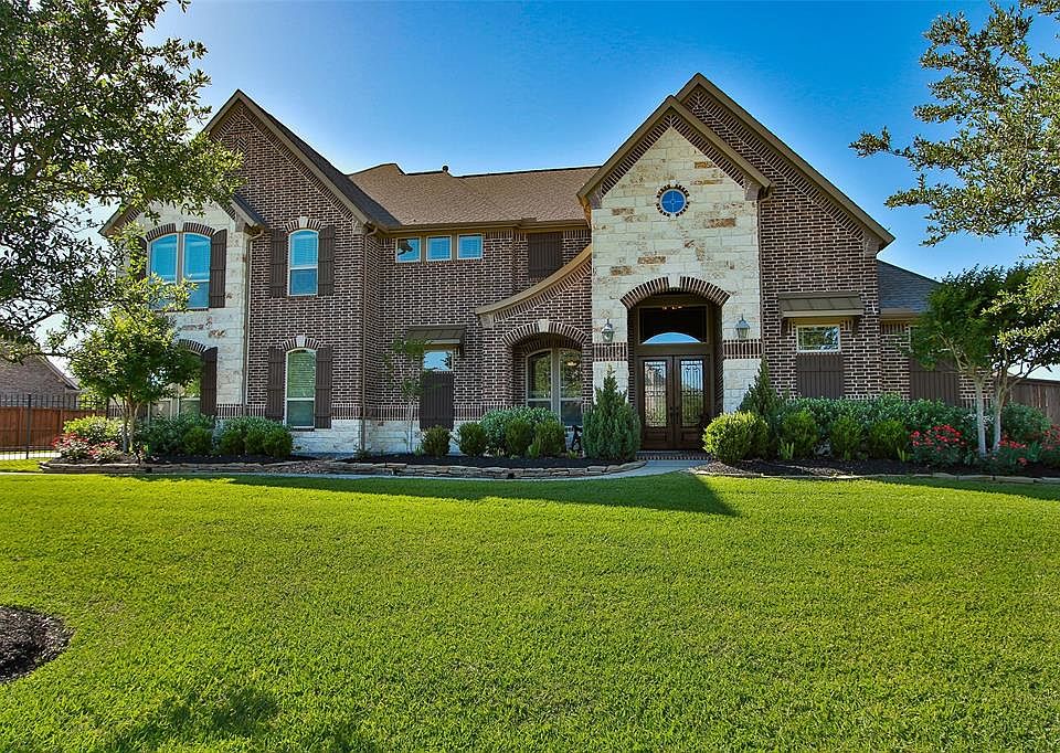 Elegant gently lived-in Trendmaker home in peaceful Lakes of Fairhaven.