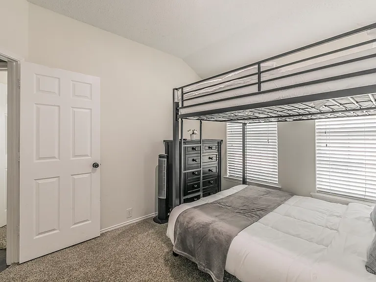 7017 Chateau Dr — Photo 7