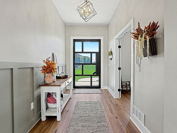 4th image of 104 N Estes St