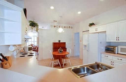 EAT-IN KITCHEN