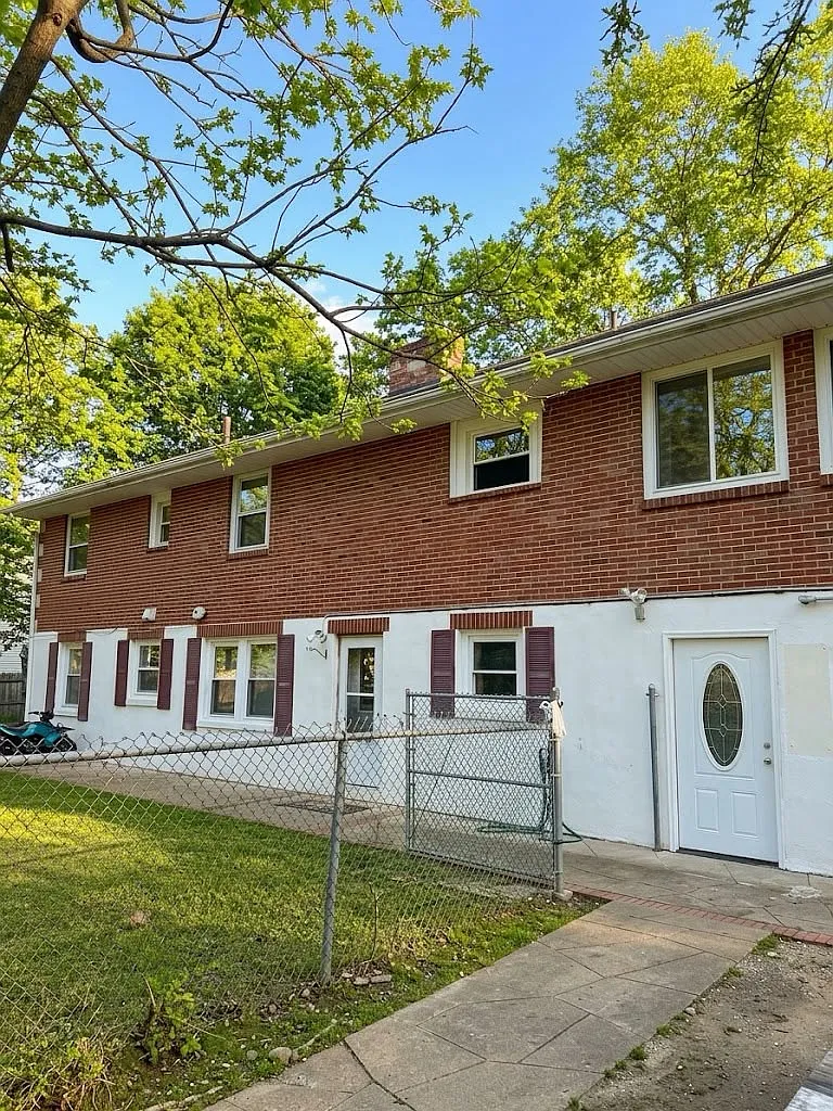 2 bed, 975 sqft, $1,000 — Photo 1