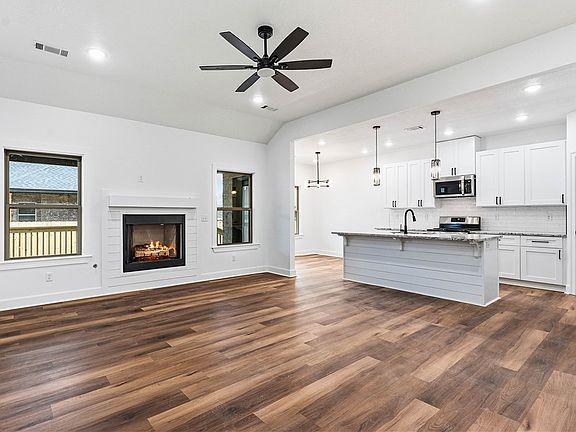 4th image of 1037 Cook St