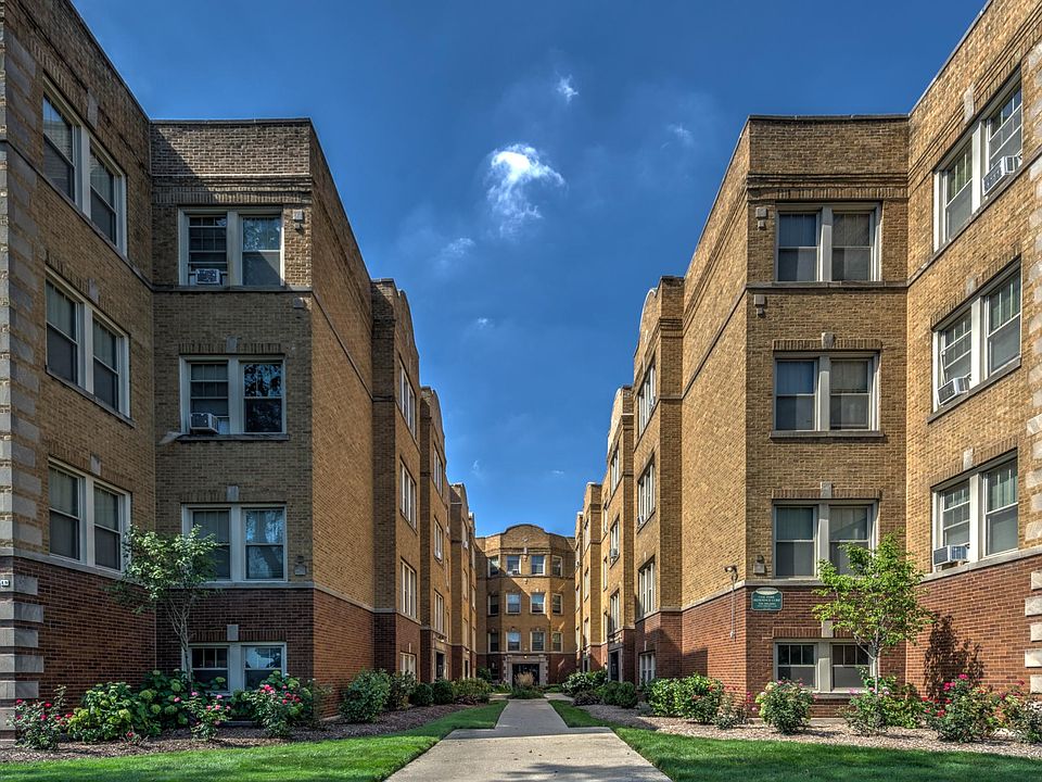 1st image of 18 N Austin Blvd APT 2A