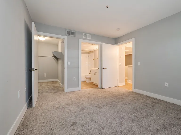 Woodford Apartments — Photo 28