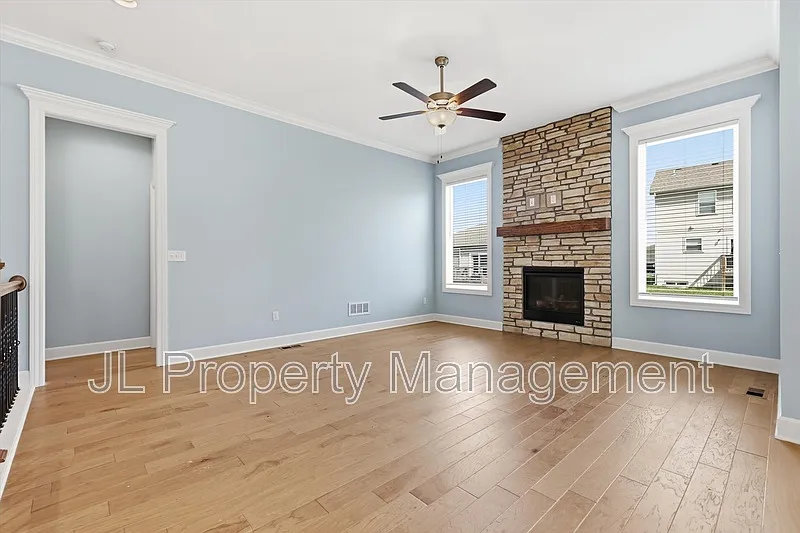 3 bed, 3.0 bath, 2048 sqft, $2,945 — Photo 2