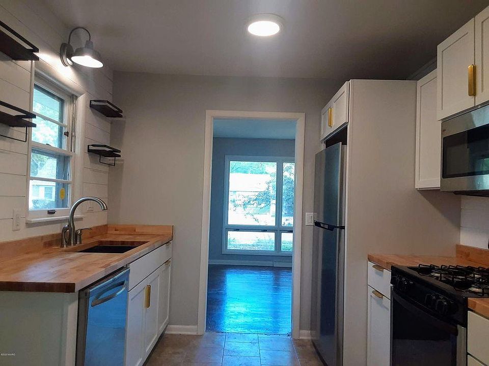 1st image of 1354 Francis Ave