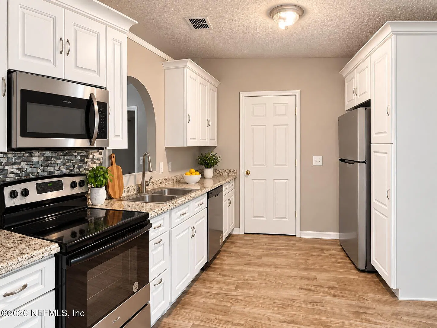 3 bed, 2.0 bath, 1264 sqft, $2,000 — Photo 2