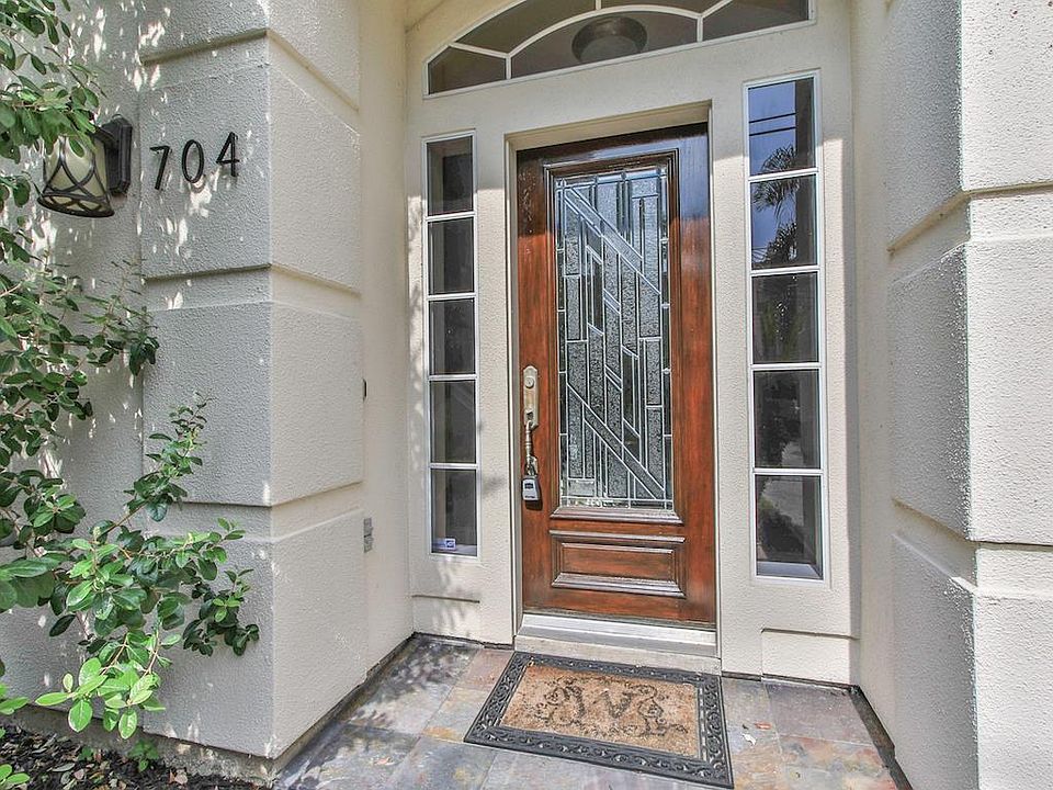 1st image of 704 Reinicke St