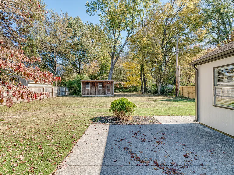 444 Meadowcrest Cir — Photo 3