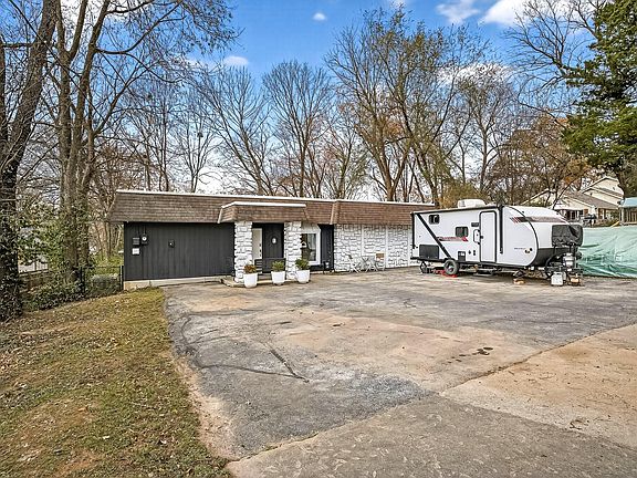 4th image of 3555 S Mentor Avenue