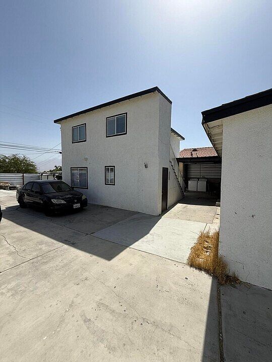 upstairs unit with free washer and dryer in the covered patio area