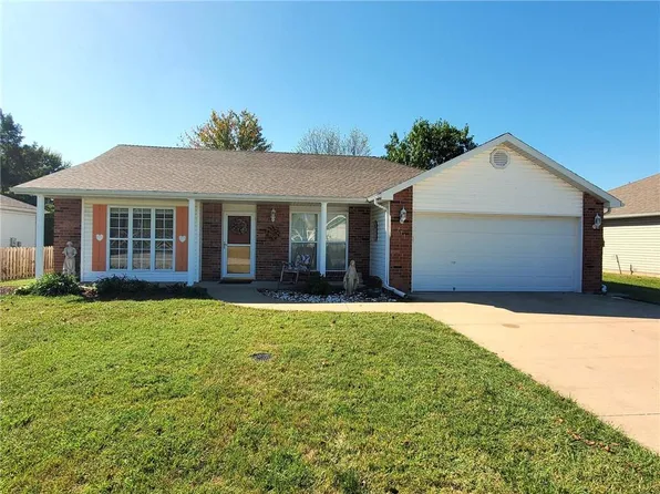 711 Country Ln, Raymore, MO 64083