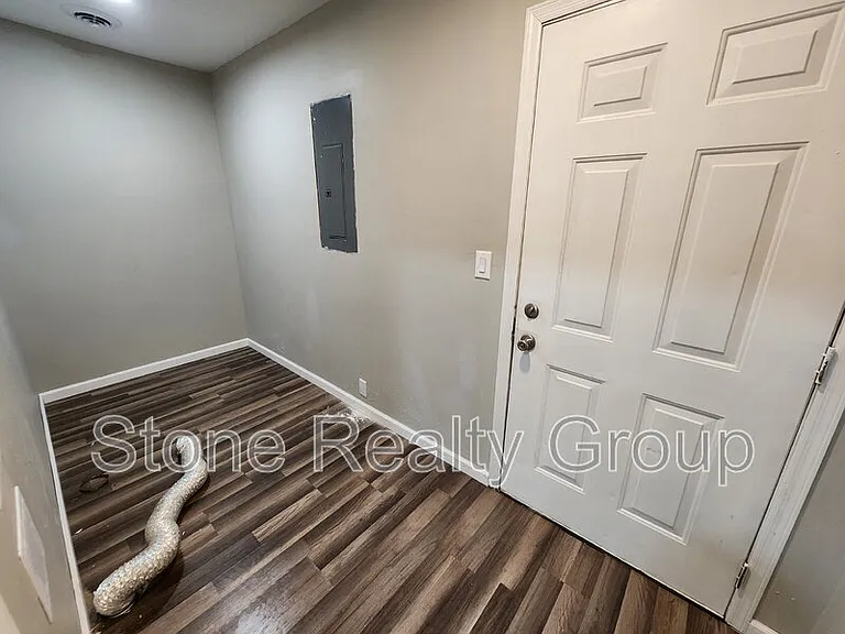 2707 Jefferson St — Photo 7