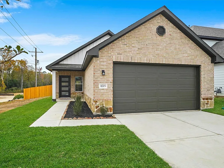 11703 Eclipse Dr — Photo 1