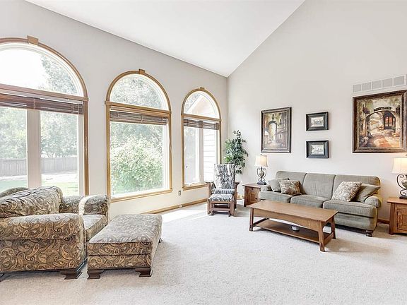 5th image of 949 N Woodridge Ct