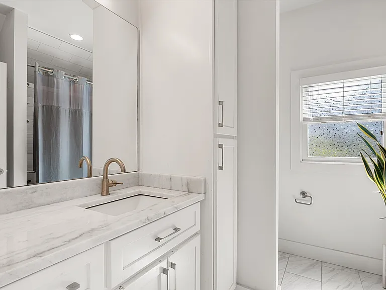 Studio bathroom with modern finishes.