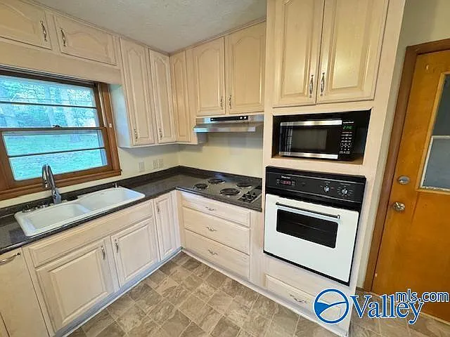 1607 Chapman Ave NE — Photo 8