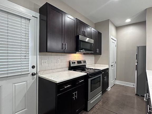 4th image of 425 Sutherland View Way #405