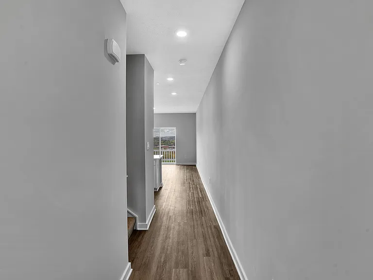 126 Scotland Ln — Photo 5