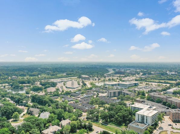 910 Saint Stephens Grn #125, Oak Brook, IL 60523