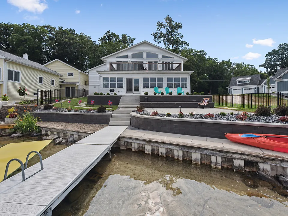 168 E Gull Lake Dr