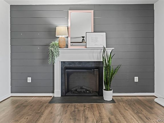 4th image of 400 Evergreen Cir