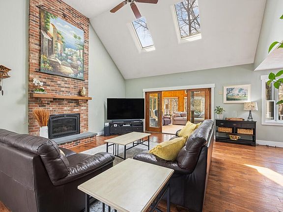 5th image of 7 Robinwood Cir