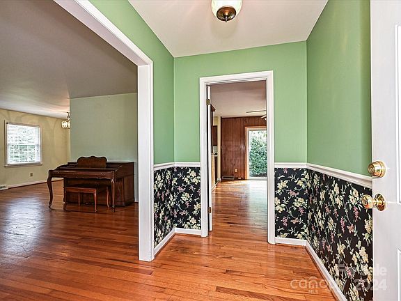 3rd image of 2142 Regent Ct
