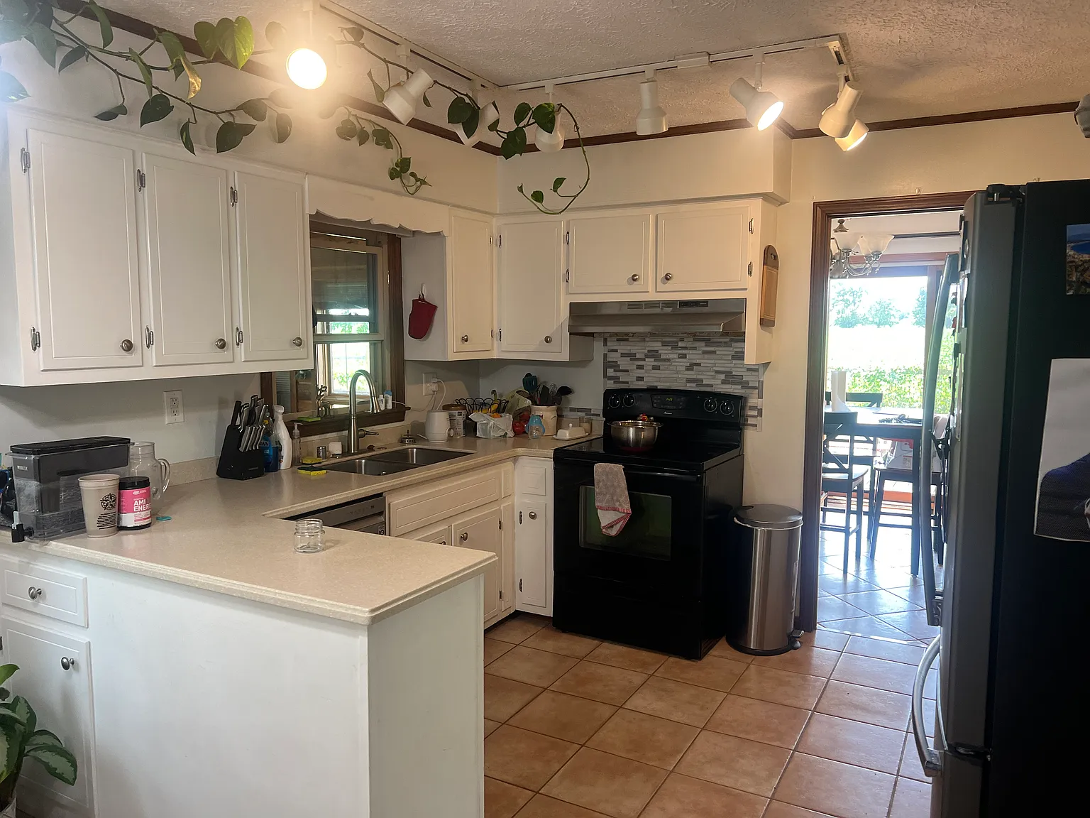 4 bed, 2.5 bath, 2817 sqft, $2,400 — Photo 4
