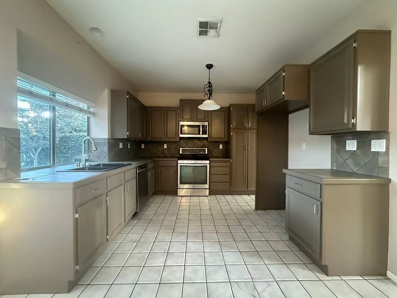 4 bed, 1922 sqft, $3,650 — Photo 2