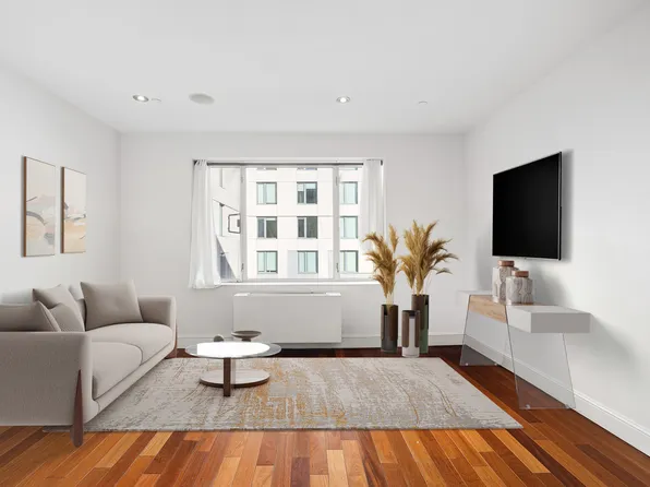 30-85 Vernon Boulevard image 2 of 9