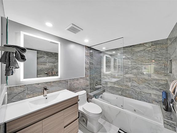 4th image of 200 NE 19th Court #206-M
