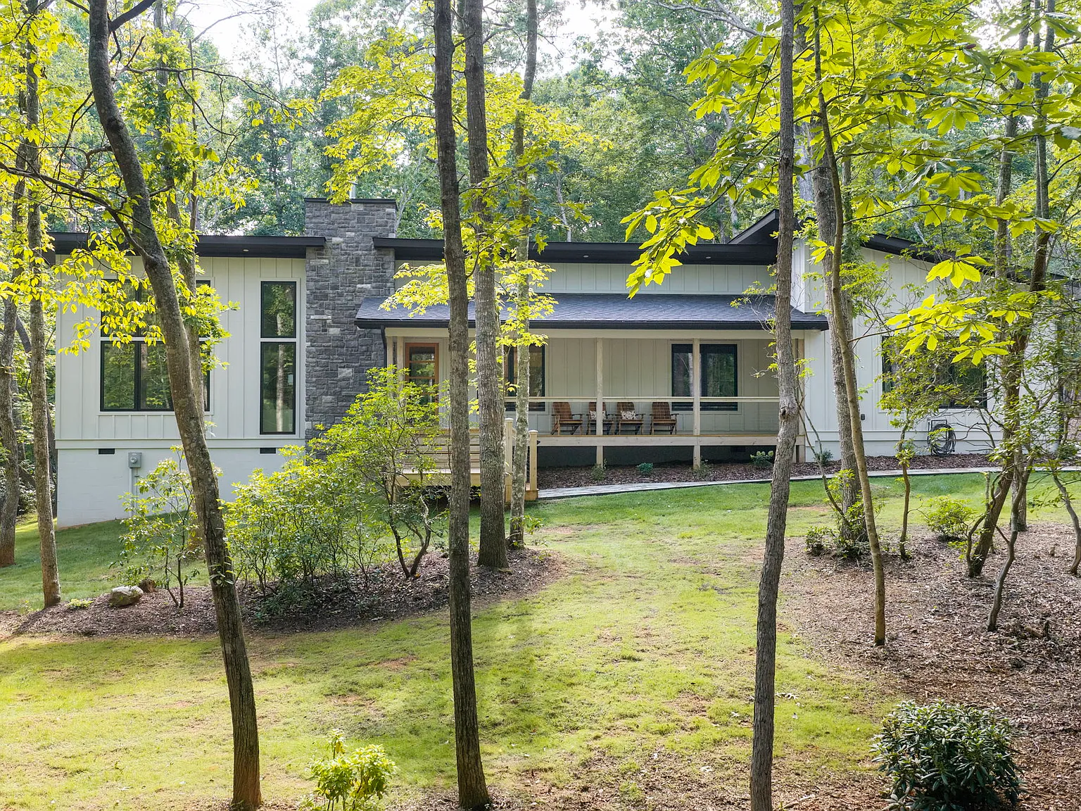 4 bed, 2.5 bath, 2100 sqft, $4,900 — Photo 1