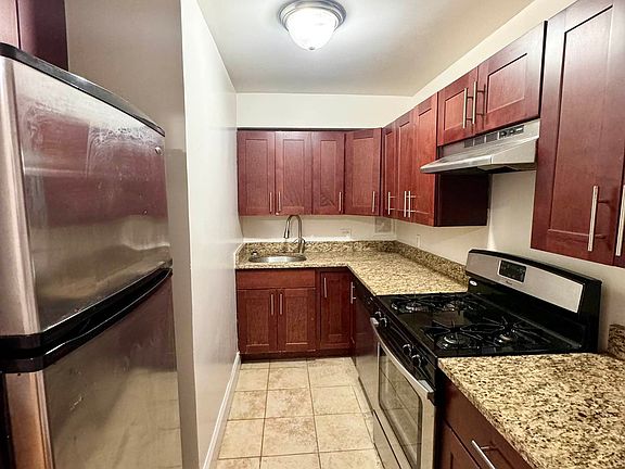 3rd image of 465 E 7th St #27